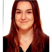 Profesora de inglés imparte clases a niñxs de todas las edades